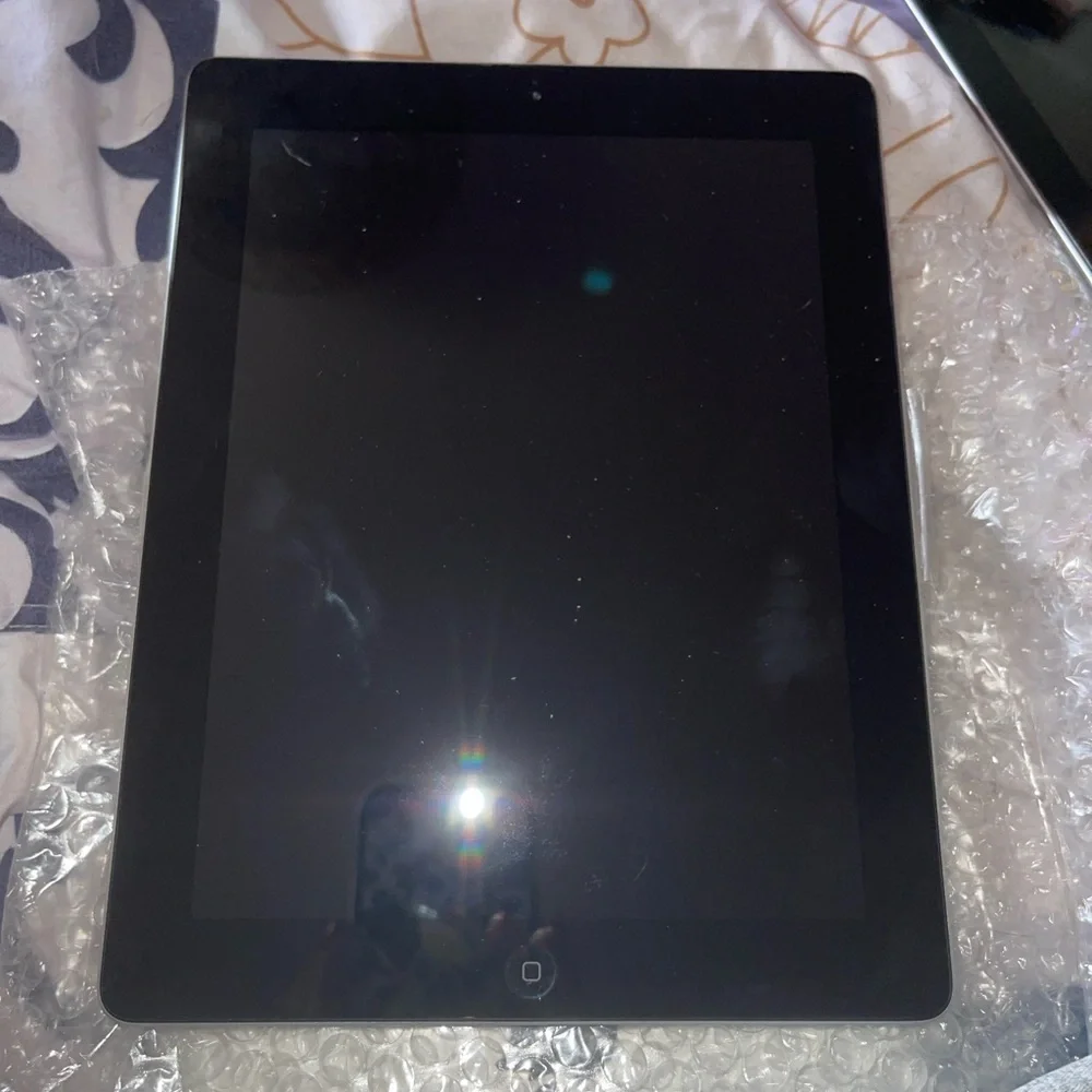ipad 2 16gb Refurbished. No Cracks Or Scratches. Great Condition. Unlocked.